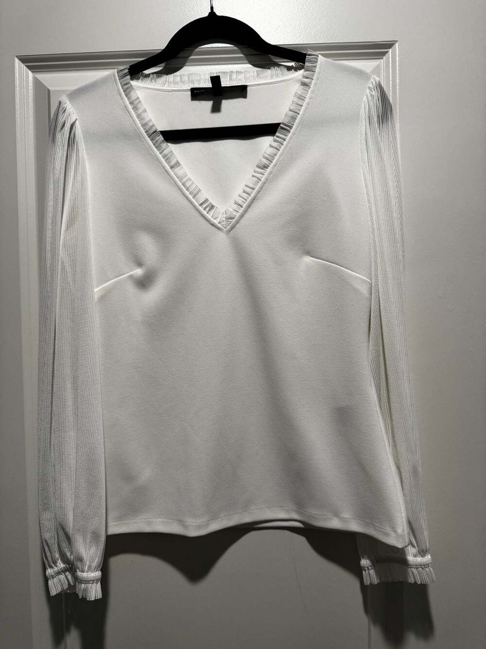 White House Black Market V-Neck Ruffle Trim Pleated Sleeve Blouse White Size S